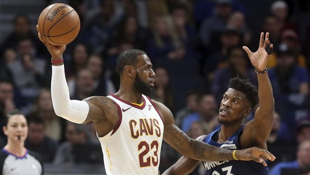 Hvězdu Clevelandu LeBrona Jamese (s míčem) skvěle bránil Jimmy Butler z Minnesoty. Hvězdu Clevelandu LeBrona Jamese (s míčem) skvěle bránil Jimmy Butler z Minnesoty.