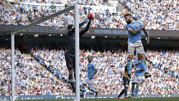 Brankář Arsenalu Petr Čech zasahuje. Před ním cloní Nicolas Otamendi z Manchesteru City. Brankář Arsenalu Petr Čech zasahuje. Před ním cloní Nicolas Otamendi z Manchesteru City.