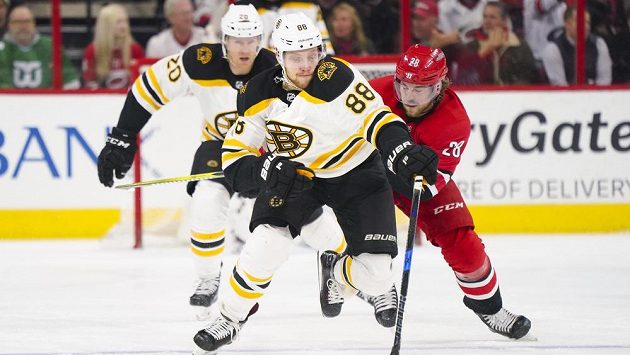 Bostonský David Pastrňák (88) při utkání na ledě Caroliny. Bostonský David Pastrňák (88) při utkání na ledě Caroliny.