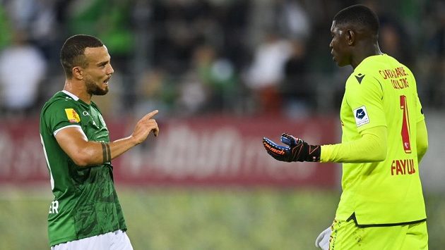 Gólman Sionu Timothy Fayulu (vpravo) to od fanoušků St. Gallenu schytal Gólman Sionu Timothy Fayulu (vpravo) to od fanoušků St. Gallenu schytal