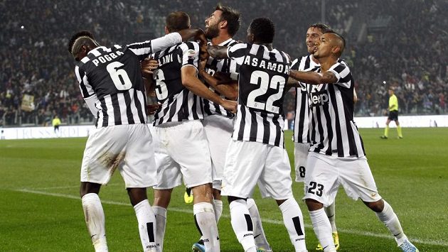 Giorgio Chiellini (druhý zleva)oslavuje gól se spoluhráči z Juventusu v duelu proti AC Milán. Giorgio Chiellini (druhý zleva)oslavuje gól se spoluhráči z Juventusu v duelu proti AC Milán.