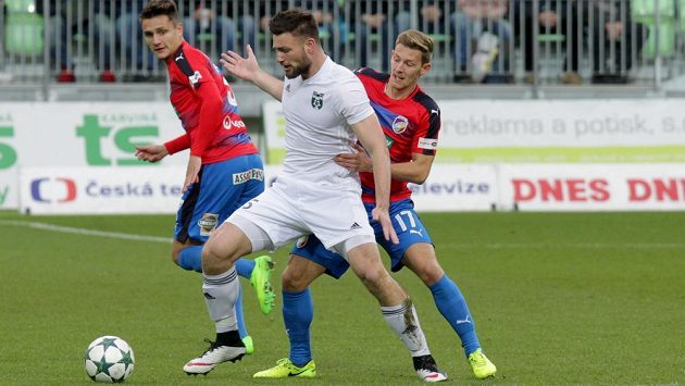 Uprostřed Pavel Dreksa z Karviné a vpravo Patrik Hrošovský z Plzně. Uprostřed Pavel Dreksa z Karviné a vpravo Patrik Hrošovský z Plzně.
