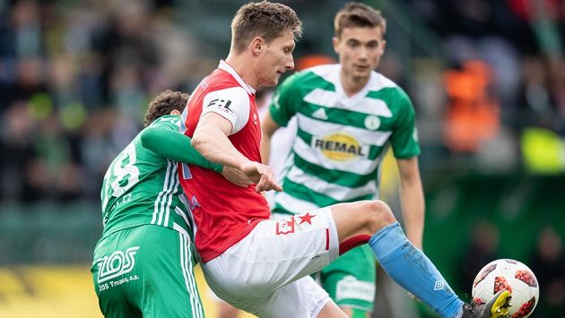 Milan Škoda ze Slavie Praha a Lukáš Hůlka z Bohemians během derby v Ďolíčku. Milan Škoda ze Slavie Praha a Lukáš Hůlka z Bohemians během derby v Ďolíčku.