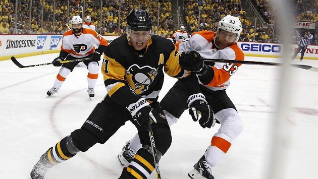 Jakub Voráček (93) z Philadelphie bojuje v rohu kluziště o puk s pittsburským Jevgenijem Malkinem (71). Celou situaci v pozadí sleduje Radko Gudas (3). Jakub Voráček (93) z Philadelphie bojuje v rohu kluziště o puk s pittsburským Jevgenijem Malkinem (71). Celou situaci v pozadí sleduje Radko Gudas (3).