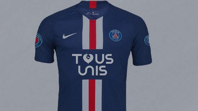 Paris St. Germain rozšířil řady fotbalových klubů, které se rozhodly pomoci v boji s koronavirem. Francouzský mistr začal na internetu prodávat nový dres s nápisem "Tous Unis" (Všichni společně) a výtěžek věnuje pařížským nemocnicím. Paris St. Germain rozšířil řady fotbalových klubů, které se rozhodly pomoci v boji s koronavirem. Francouzský mistr začal na internetu prodávat nový dres s nápisem "Tous Unis" (Všichni společně) a výtěžek věnuje pařížským nemocnicím.