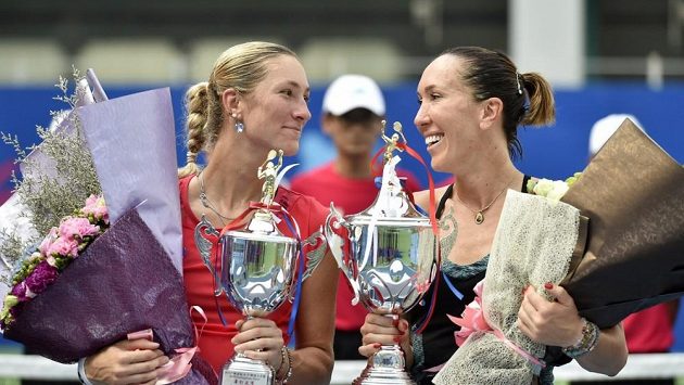 Vítězka turnaje v Kantonu Jelena Jankovičová (vpravo) a poražená finalistka Denisa Allertová. Vítězka turnaje v Kantonu Jelena Jankovičová (vpravo) a poražená finalistka Denisa Allertová.