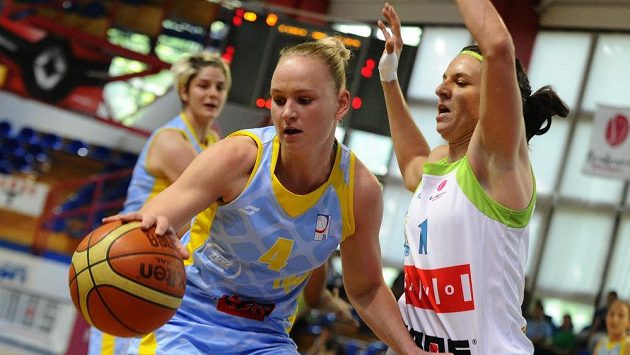 Finále play off basketbalové ligy žen - Michaela Stejskalová z USK (vlevo) a Ivana Jalčová z Brna. Finále play off basketbalové ligy žen - Michaela Stejskalová z USK (vlevo) a Ivana Jalčová z Brna.