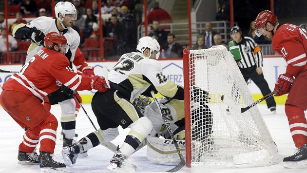 Hokejisté Pittsburghu Penguins Ben Lovejoy (12) a brankář Marc-Andre Fleury (29) se marně snaží zabránit kurióznímu gólu po střele Kris Versteega. Hokejisté Pittsburghu Penguins Ben Lovejoy (12) a brankář Marc-Andre Fleury (29) se marně snaží zabránit kurióznímu gólu po střele Kris Versteega.