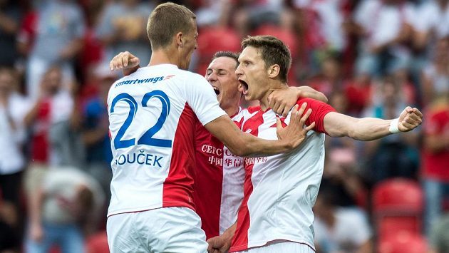 Slávističtí fotbalisté (zleva) Tomáš Souček, Jan Bořil a Milan Škoda se radují z gólu proti Tallinnu. Slávističtí fotbalisté (zleva) Tomáš Souček, Jan Bořil a Milan Škoda se radují z gólu proti Tallinnu.