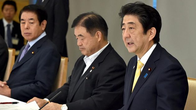 Japonský premiér Šinzo Abe (vpravo) hovoří na jednání vlády o výstavbě olympijského stadiónu. Japonský premiér Šinzo Abe (vpravo) hovoří na jednání vlády o výstavbě olympijského stadiónu.