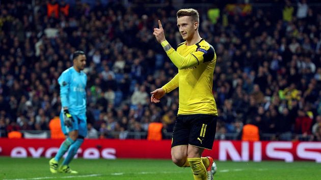 Dortmundský Marco Reus se raduje z vyrovnání v duelu Ligy mistrů na stadiónu Realu. Dortmundský Marco Reus se raduje z vyrovnání v duelu Ligy mistrů na stadiónu Realu.