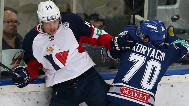 Útočník Slovanu Václav Nedorost (vlevo) v souboji s Glebem Korjaginem z Dynama Moskva. Útočník Slovanu Václav Nedorost (vlevo) v souboji s Glebem Korjaginem z Dynama Moskva.