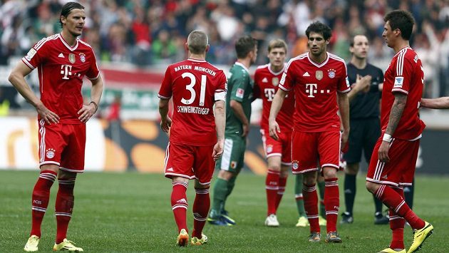 Zklamaní fotbalisté Bayernu zleva Daniel van Buyten, Bastian Schweinsteiger, Javier Martinez a Mario Mandžukič po prohře s Augsburgem. Zklamaní fotbalisté Bayernu zleva Daniel van Buyten, Bastian Schweinsteiger, Javier Martinez a Mario Mandžukič po prohře s Augsburgem.