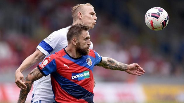 Plzeňský útočník Jan Holenda (vpředu) si kryje míč před libereckým Lukášem Pokorným. Plzeňský útočník Jan Holenda (vpředu) si kryje míč před libereckým Lukášem Pokorným.