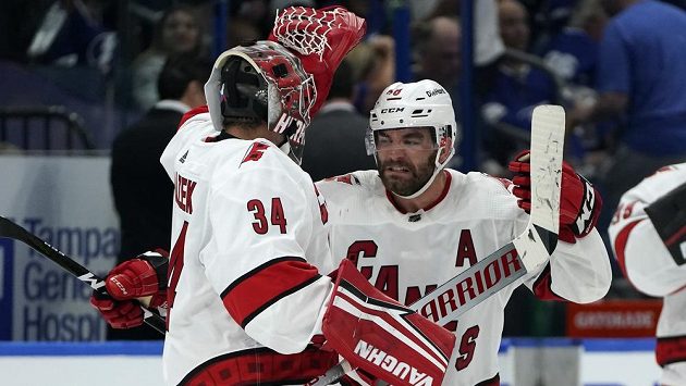Radost v podání hokejistů Caroliny Hurricanes. Výhru slaví Jordan Martinook (48) a Petr Mrázek (34). Radost v podání hokejistů Caroliny Hurricanes. Výhru slaví Jordan Martinook (48) a Petr Mrázek (34).