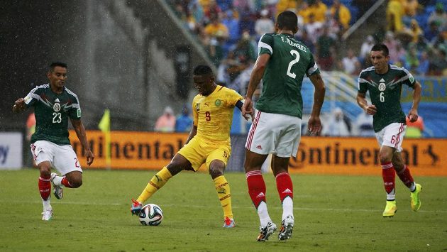 Kamerunský útočník Samuel Eto´o (druhý zleva) v utkání proti Mexiku. Kamerunský útočník Samuel Eto´o (druhý zleva) v utkání proti Mexiku.