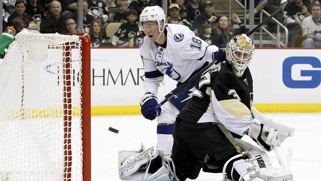 Ondřej Palát skóruje do sítě Pittsburghu. Přihlíží bezmocný gólman Tučňáků Jeff Zatkoff. Ondřej Palát skóruje do sítě Pittsburghu. Přihlíží bezmocný gólman Tučňáků Jeff Zatkoff.