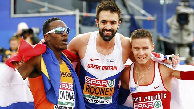 Medialisté z ME na 400 m. Brit Martin Rooney (uprostřed) vedle stříbrného Pavla masláka (vpravoú a třetího Nizozemce Liemarvina Bonevacii. Medialisté z ME na 400 m. Brit Martin Rooney (uprostřed) vedle stříbrného Pavla masláka (vpravoú a třetího Nizozemce Liemarvina Bonevacii.