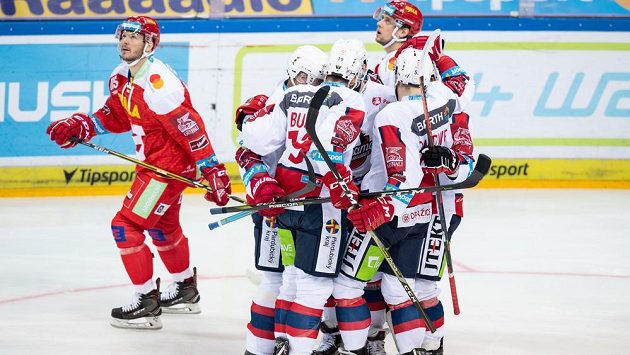 Hokejisté Pardubic se radují z branky (ilustrační foto) Hokejisté Pardubic se radují z branky (ilustrační foto)