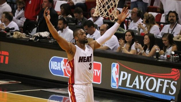 Dwyane Wade bude v NBA dál oblékat dres týmu Miami Heat. Dwyane Wade bude v NBA dál oblékat dres týmu Miami Heat.