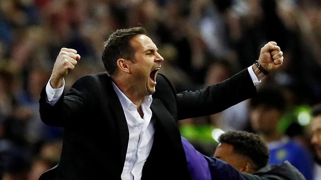 Kouč Derby County Frank Lampard se raduje z postupu do finále play off druhé anglické ligy, ve které se jeho svěřenci utkají s Aston Villou o postup do Premier League. Kouč Derby County Frank Lampard se raduje z postupu do finále play off druhé anglické ligy, ve které se jeho svěřenci utkají s Aston Villou o postup do Premier League.