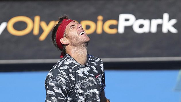 Juan Martín del Potro během duelu s Kazachem Kukuškinem na turnaji v Sydney. Juan Martín del Potro během duelu s Kazachem Kukuškinem na turnaji v Sydney.