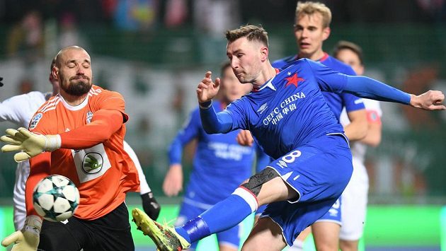 Slávista Jaromír Zmrhal překonává brankáře Martina Poláčka z Mladé Boleslavi. Slávista Jaromír Zmrhal překonává brankáře Martina Poláčka z Mladé Boleslavi.