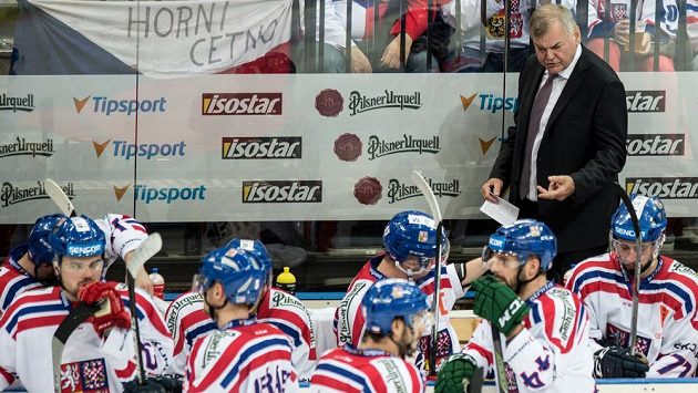Trenér Vladimír Vůjtek (vzadu) na střídačce české hokejové reprezentace. Trenér Vladimír Vůjtek (vzadu) na střídačce české hokejové reprezentace.