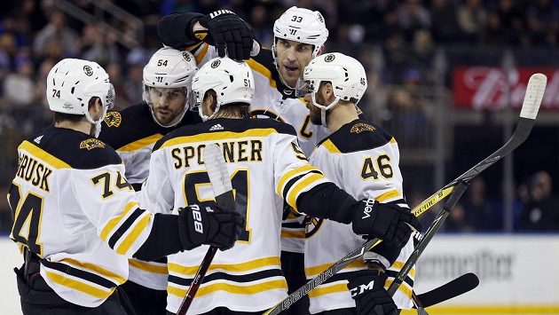 Hokejisté Bostonu i s Davidem Krejčím (46) se radují z trefy Zdena Cháry (33). Hokejisté Bostonu i s Davidem Krejčím (46) se radují z trefy Zdena Cháry (33).