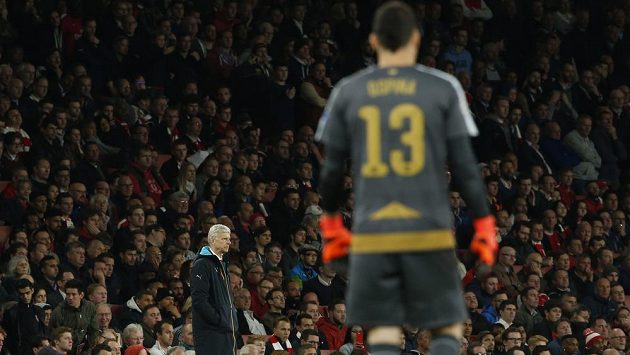 Zarmoucený manažer Kanonýrů Arséne Wenger a brankář David Ospina. Zarmoucený manažer Kanonýrů Arséne Wenger a brankář David Ospina.