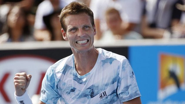 Tomáš Berdych se raduje z vítězství nad Kolumbijcem Alejandrem Fallou a postupu do druhého kola Australian Open. Tomáš Berdych se raduje z vítězství nad Kolumbijcem Alejandrem Fallou a postupu do druhého kola Australian Open.
