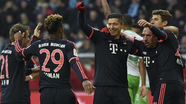 Útočník Bayernu Robert Lewandowski (třetí zprava) slaví se spoluhráči gól proti Wolfsburgu ve 23. kole bundesligy. Útočník Bayernu Robert Lewandowski (třetí zprava) slaví se spoluhráči gól proti Wolfsburgu ve 23. kole bundesligy.