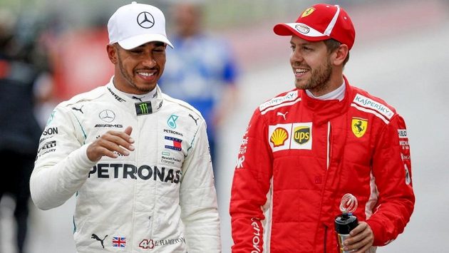 Lewis Hamilton (vlevo) a Sebastian Vettel. Lewis Hamilton (vlevo) a Sebastian Vettel.