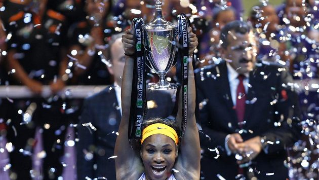 Tenistka Serena Williamsová s trofejí pro vítězku Turnaje mistryň. Tenistka Serena Williamsová s trofejí pro vítězku Turnaje mistryň.