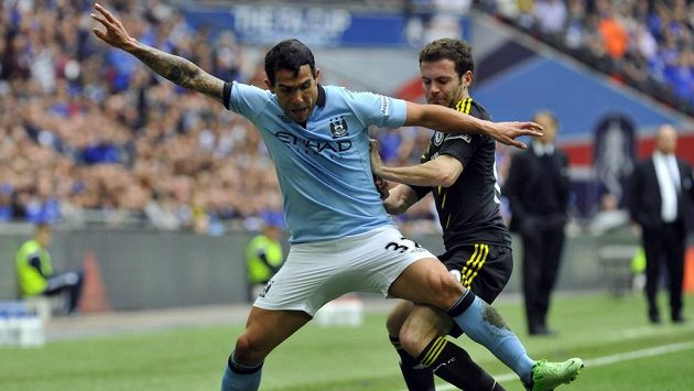 Carlos Tévez z Manchesteru City (vlevo) si kryje míč před Juanem Matou z Chelsea. Carlos Tévez z Manchesteru City (vlevo) si kryje míč před Juanem Matou z Chelsea.