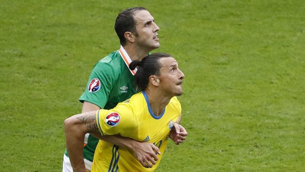 Ir John O'Shea (vlevo) brání Zlatana Ibrahimovice ze Švédska. Ir John O'Shea (vlevo) brání Zlatana Ibrahimovice ze Švédska.