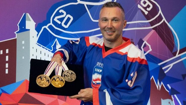 Bývalý slovenský hokejový obránce Ľubomír Višňovský při představování kolekce medailí letošního mistrovství světa konaného v Bratislavě a Košicích. Bývalý slovenský hokejový obránce Ľubomír Višňovský při představování kolekce medailí letošního mistrovství světa konaného v Bratislavě a Košicích.