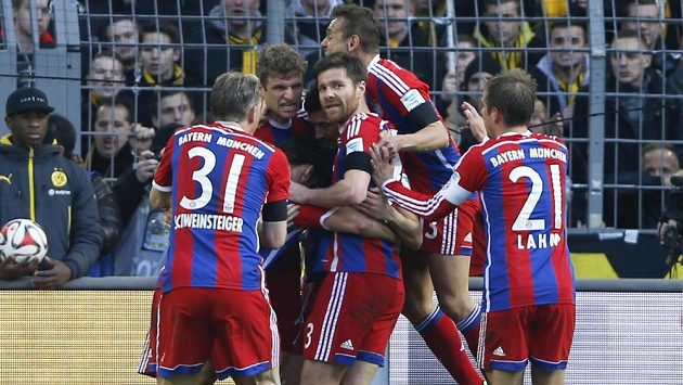 Fotbalisté Bayernu Mnichov oslavují jediný gól ve šlágru proti Dortmundu. Fotbalisté Bayernu Mnichov oslavují jediný gól ve šlágru proti Dortmundu.