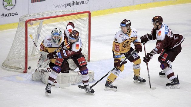 Zleva brankář Jihlavy Lars Volden, Dominik Uher ze Sparty, jihlavský Erik de la Rose a další sparťan Jan Buchtele. Zleva brankář Jihlavy Lars Volden, Dominik Uher ze Sparty, jihlavský Erik de la Rose a další sparťan Jan Buchtele.