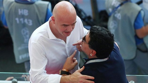 Předseda FIFA Gianni Infantino v přátelské diskuzi s Diegem Maradonou. Předseda FIFA Gianni Infantino v přátelské diskuzi s Diegem Maradonou.