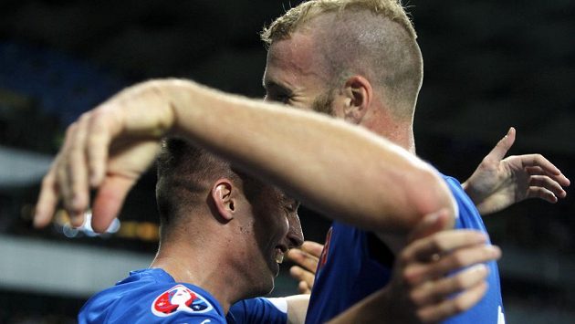 Slovenští seniorští fotbalisté Róbert Mak (vlevo) a Adam Nemec se radují z kvalifikačního vítězství na Ukrajině. Slovenští seniorští fotbalisté Róbert Mak (vlevo) a Adam Nemec se radují z kvalifikačního vítězství na Ukrajině.