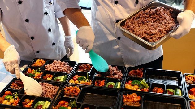 Organizátoři OH v Tokiu se omluvili za plýtvání jídlem během her. Organizátoři OH v Tokiu se omluvili za plýtvání jídlem během her.