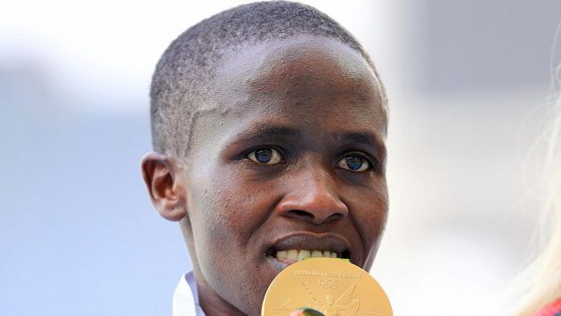 Olympijská vítězka v běhu na 3000 metrů překážek a bývalá světová rekordmanka Ruth Jebetová z Bahrajnu. Snímek je z medailového ceremoniálu na OH v Riu. Olympijská vítězka v běhu na 3000 metrů překážek a bývalá světová rekordmanka Ruth Jebetová z Bahrajnu. Snímek je z medailového ceremoniálu na OH v Riu.