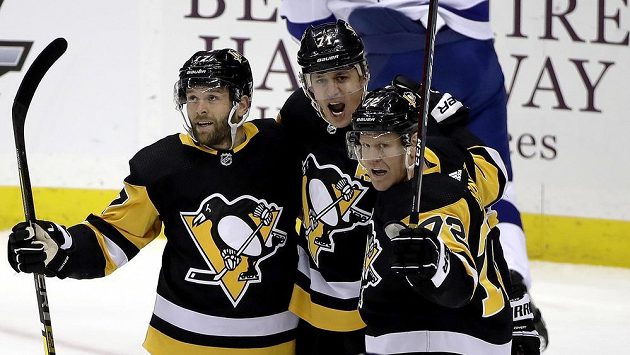 Oslava gólu Pittsburghu. Jevgenij Malkin (71), Bryan Rust (17) a Patric Hornqvist (72). Oslava gólu Pittsburghu. Jevgenij Malkin (71), Bryan Rust (17) a Patric Hornqvist (72).