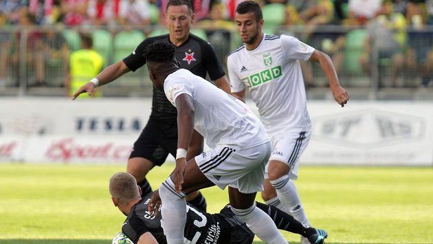 Zleva Jan Bořil ze Slavie, Petr Ševčík ze Slavie, Gigli Ndefe z Karviné, Oliver Putyera z Karviné v akci během utkání 4. kola fotbalové ligy. Zleva Jan Bořil ze Slavie, Petr Ševčík ze Slavie, Gigli Ndefe z Karviné, Oliver Putyera z Karviné v akci během utkání 4. kola fotbalové ligy.