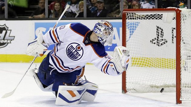 Brankář Devan Dubnyk bude oblékat dres Nashvillu. Brankář Devan Dubnyk bude oblékat dres Nashvillu.