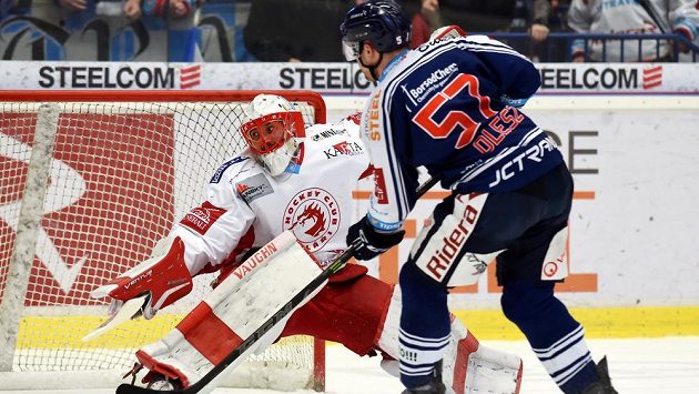 Brankář Šimon Hrubec z Třince a Rostislav Olesz z Vítkovic. Brankář Šimon Hrubec z Třince a Rostislav Olesz z Vítkovic.