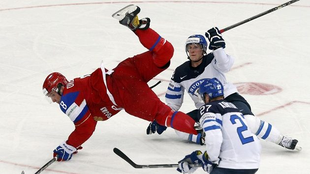 Ruský kanonýr Alexander Ovečkin proletěl kolem Finů Petriho Kontioly (vpravo) a Juusa Hietanena. Ruský kanonýr Alexander Ovečkin proletěl kolem Finů Petriho Kontioly (vpravo) a Juusa Hietanena.