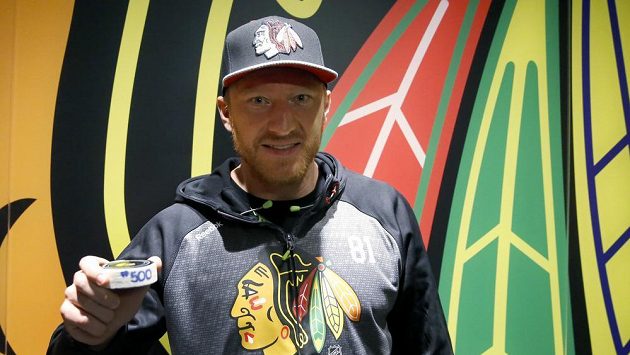 Slovenský křídelník Marián Hossa s cennou relikvií. Slovenský křídelník Marián Hossa s cennou relikvií.