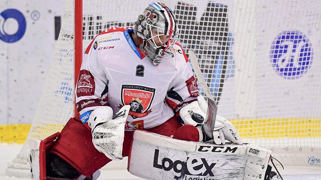 Brankář Hradce Králové Marek Mazanec porážce od Karlových Varů nezabránil Brankář Hradce Králové Marek Mazanec porážce od Karlových Varů nezabránil